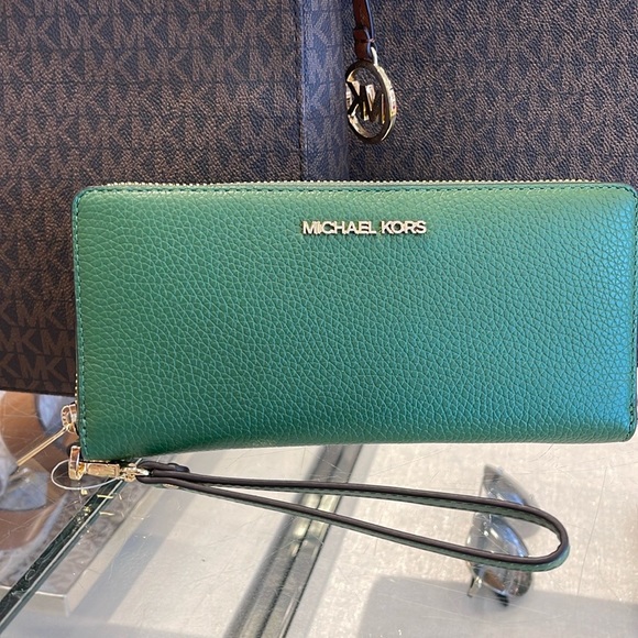 MICHAEL KORS
Leather Continental Wristlet Phone Case Wallet
Fern Green
NWT - Picture 14 of 16